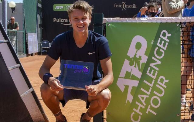 门而将球踢 门而将球踢